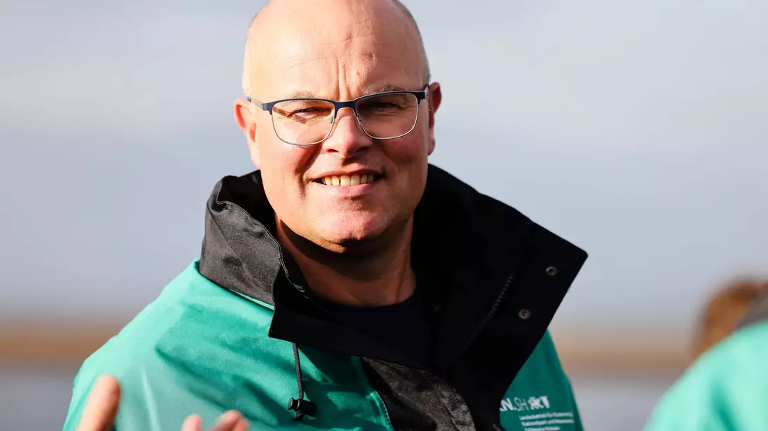 «Warum Buckelwal «Timmy» gestrandet ist, ist noch nicht abschließend erklärt», sagte Umweltminister Tobias Goldschmidt (Grüne). - Bild: Frank Molter/dpa