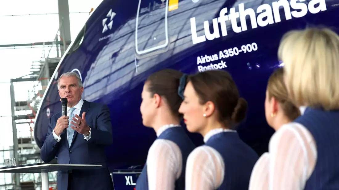 Lufthansa-Chef Carsten Spohr und Flugbegleiterinnen. - Bild: Karl-Josef Hildenbrand/dpa