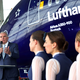 Lufthansa-Chef Carsten Spohr und Flugbegleiterinnen. - Foto: Karl-Josef Hildenbrand/dpa