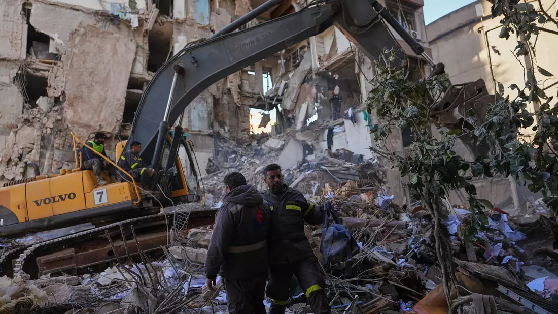Es gibt mehr als 200 Todesopfer und große Zerstörungen durch Israels Angriffe auf den Libanon.  - Bild: Hassan Ammar/AP/dpa