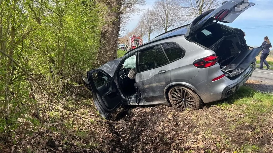 POL-COE: Ascheberg, Herbern, L671/ Auto kollidiert mit Baum - Bild: presseportal.de