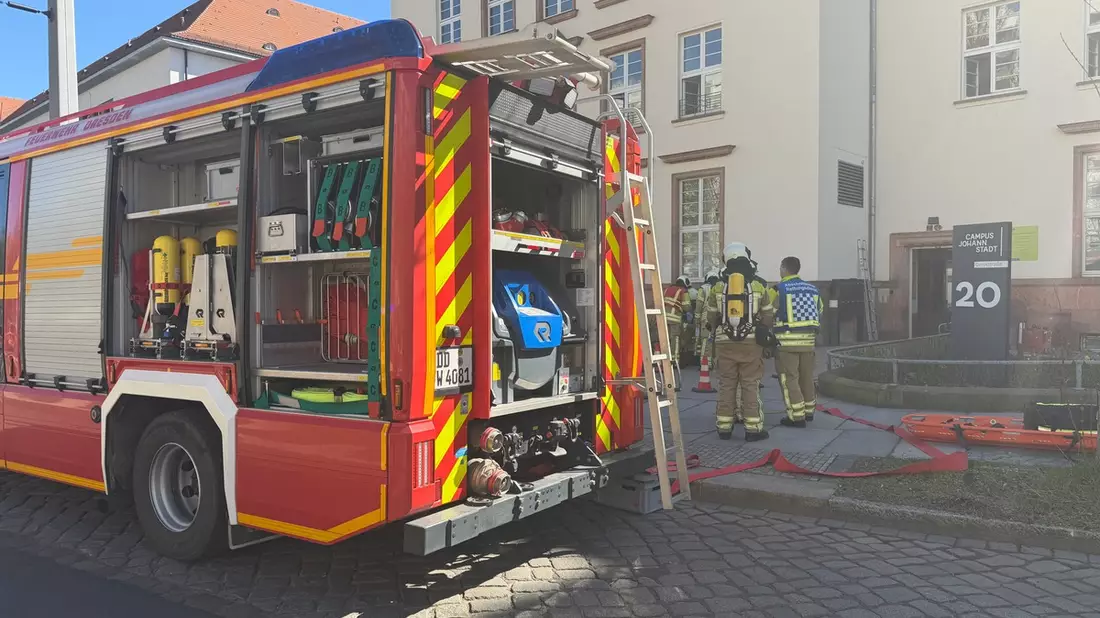 FW Dresden: ABC-Alarm in einem Schulzentrum - mehrere Personen mit gesundheitlichen Beschwerden - Bild: presseportal.de