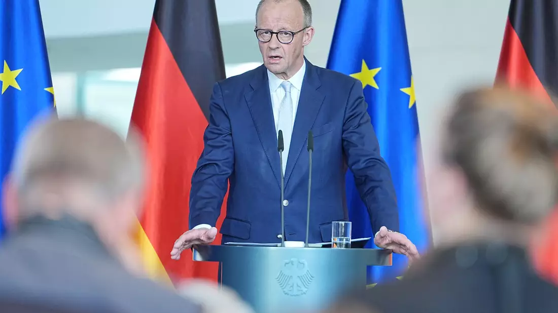 Merz versprach: Sollten die Preise weiter steigen, werde die Regierung handeln.  - Bild: Michael Kappeler/dpa