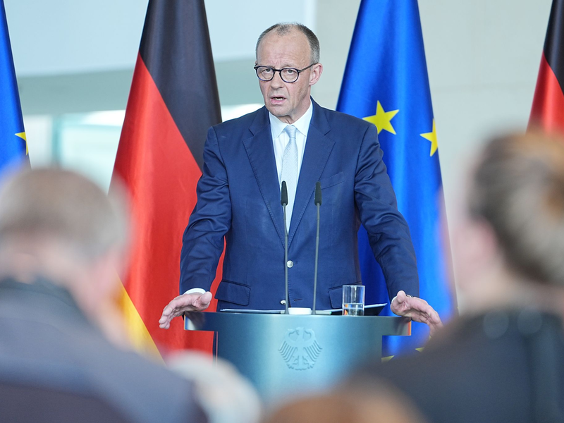 Merz versprach: Sollten die Preise weiter steigen, werde die Regierung handeln.  - Foto: Michael Kappeler/dpa