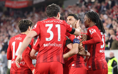 Umjubelter Torschütze: Freiburgs Vincenzo Grifo (2.v.r.). - Foto: Philipp von Ditfurth/dpa