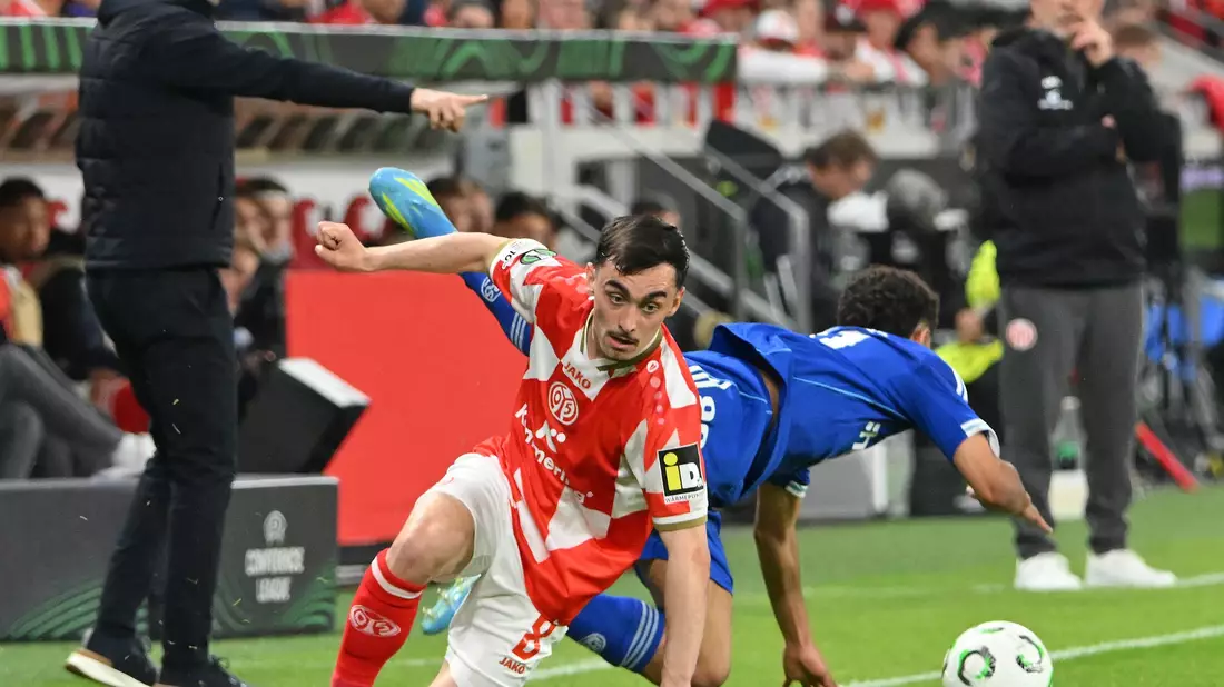 Der FSV Mainz 05 um Paul Nebel (l) spielte eine furiose erste Hälfte. - Bild: Torsten Silz/dpa