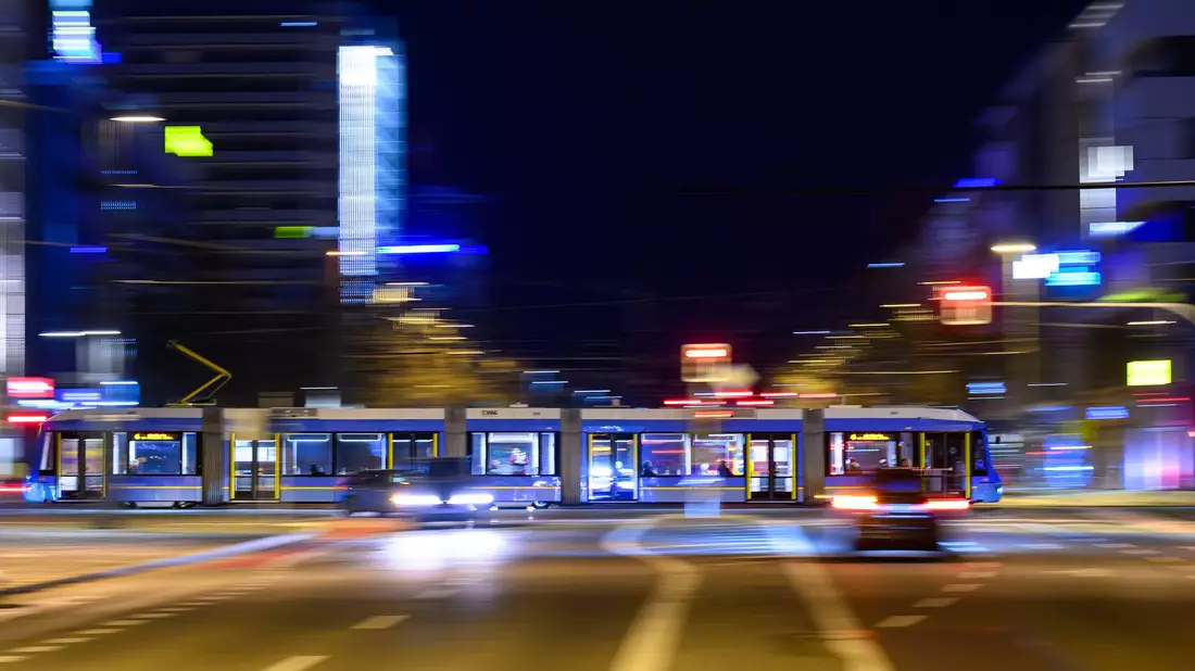 Aufgrund der hohen Spritpreise fahren mehr Menschen mit dem ÖPNV - doch die Verkehrsunternehmen können den Bedarf kaum bedienen. (Symbolbild) - Bild: Hendrik Schmidt/dpa