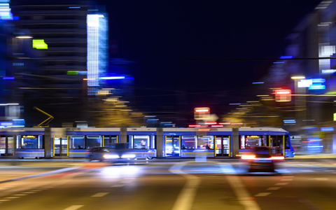 Aufgrund der hohen Spritpreise fahren mehr Menschen mit dem ÖPNV - doch die Verkehrsunternehmen können den Bedarf kaum bedienen. (Symbolbild) - Foto: Hendrik Schmidt/dpa