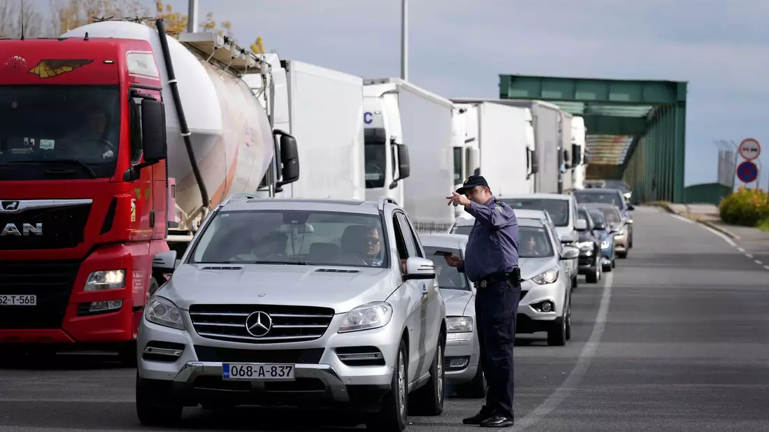 Im Schengen-Raum wurden seit der schrittweisen Einführung des neuen Systems etwa 27.000 Reisen verwehrt. (Archivbild) - Bild: Darko Bandic/AP/dpa