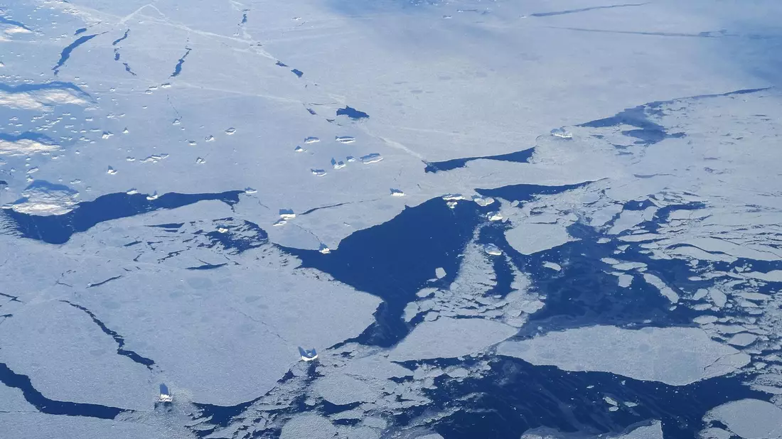 Eine teils zugefrorene Fjordlandschaft in Grönland (Illustration). - Bild: Steffen Trumpf/dpa