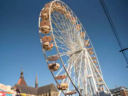 Die Volksfestsaison beginnt traditionell vielerorts rund um Ostern. (Archivbild)  - Foto: Frank Hormann/dpa