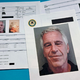 Dokumente mit geschwärzten Passagen zum Fall Epstein liegen auf einem Tisch. (Archivbild) - Foto: Jon Elswick/AP/dpa