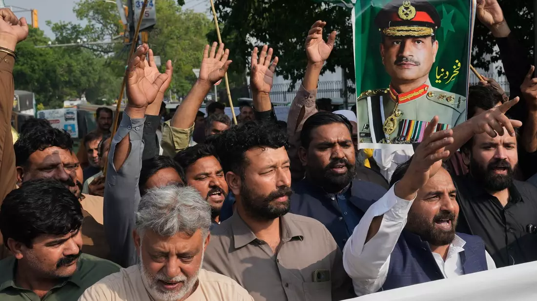 Pakistans Armeechef, Feldmarschall Asim Munir, verbindet eine enge Beziehung mit US-Präsident Donald Trump. (Archivbild) - Bild: K.M. Chaudary/AP/dpa