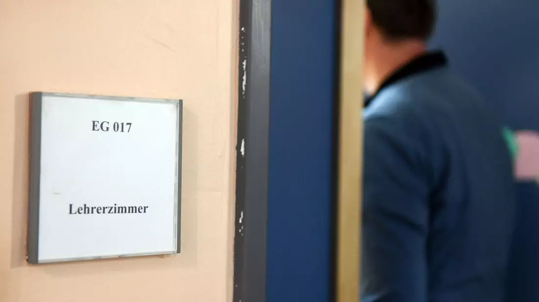 Die Polizei führt Opfer nur dann als Lehrkräfte in ihrer Statistik auf, wenn ein sachlicher Zusammenhang zwischen der Straftat und der beruflichen Tätigkeit besteht. (Symbolbild) - Bild: Maurizio Gambarini/dpa