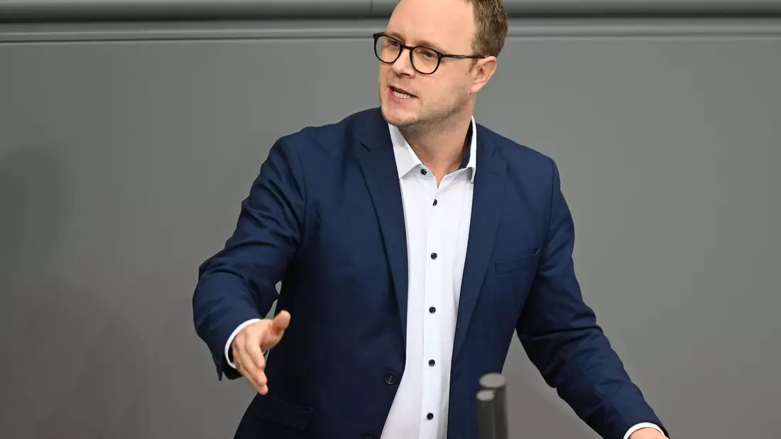Der innenpolitische Sprecher der Grünen-Bundestagsfraktion, Marcel Emmerich, fordert die Bundesregierung auf, ein umfassendes Gewaltschutzprogramm für Beschäftigte des öffentlichen Dienstes aufzulegen. (Archivbild) - Bild: Elisa Schu/dpa