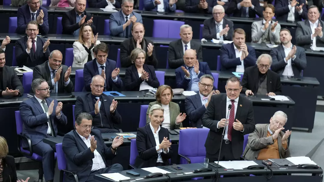 Die AfD-Bundestagsfraktion ist im Vergleich zum Bundestag vor der Neuwahl im Februar 2025 ungefähr um das Doppelte angewachsen. (Archivbild) - Bild: Michael Kappeler/dpa