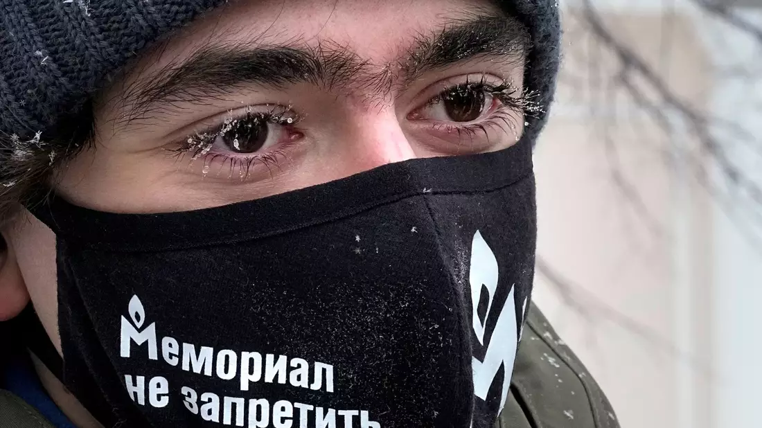 Die mit dem Friedensnobelpreis geehrte Menschenrechtsorganisation Memorial ist in Russland verboten worden. (Archivbild) - Bild: Alexander Zemlianichenko/AP/dpa