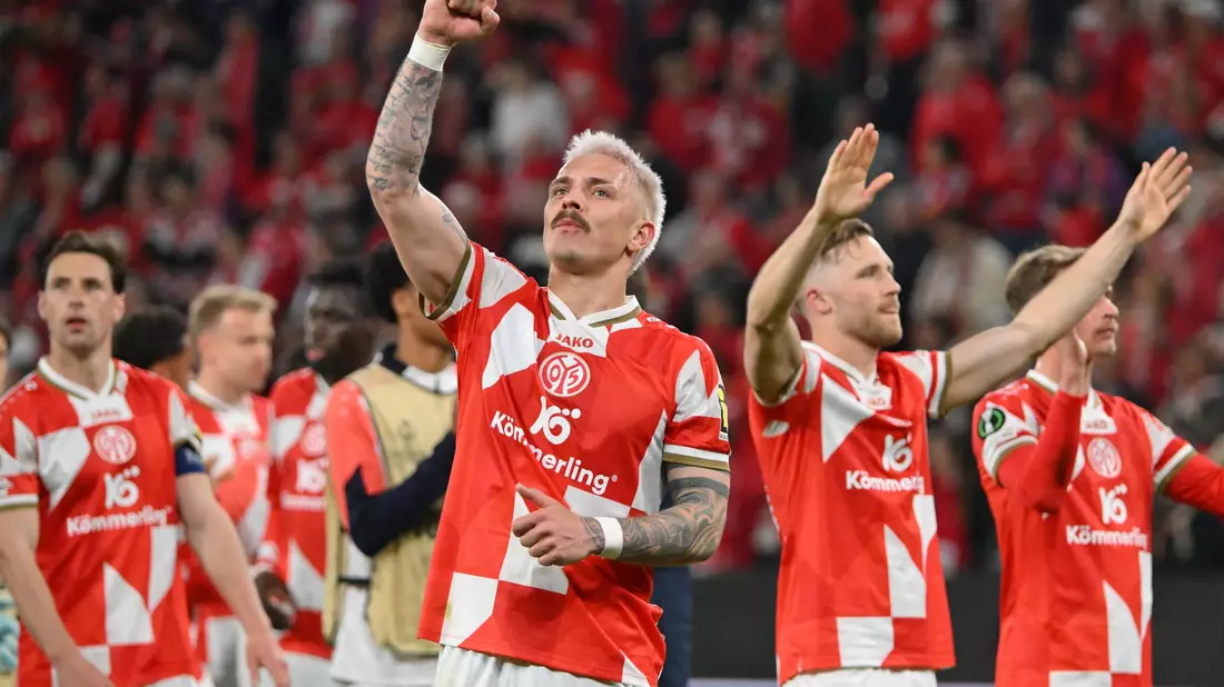 Der Mainzer Phillip Tietz jubelt über den Sieg im Viertelfinal-Hinspiel. - Bild: Torsten Silz/dpa