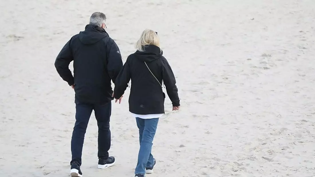 Paar geht am Strand spazieren - Bild: via dts Nachrichtenagentur