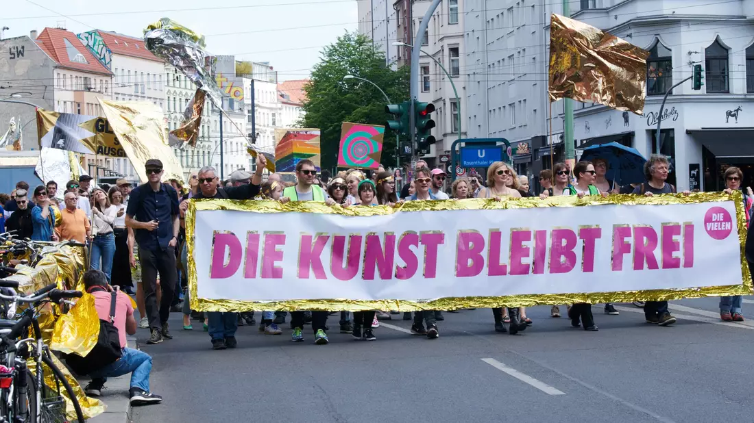Für die Kunstfreiheit wurde in Berlin schon 2019 demonstriert. (Archivbild) - Bild: Annette Riedl/dpa