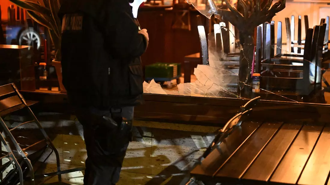 Polizei spricht von politischer Brisanz bei dem Einsatz. - Bild: Felix Hörhager/dpa