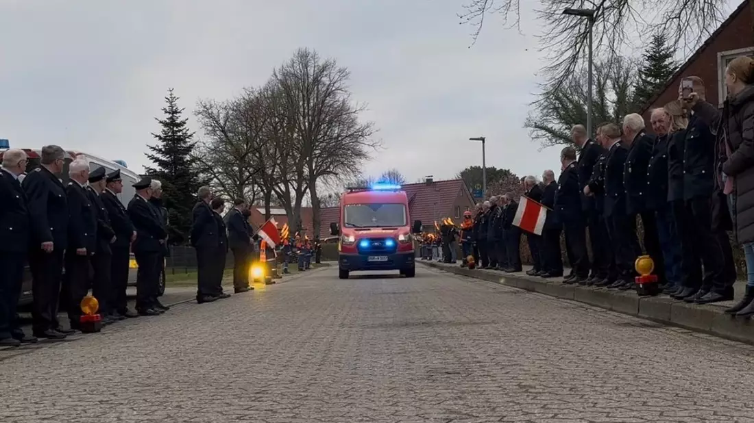 FW-AUR: Besondere Ehrung für 70 Jahre Feuerwehrmitgliedschaft - Bild: presseportal.de
