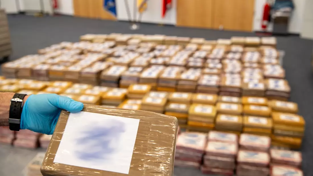 ZOLL-HH: 1,6 Tonnen Kokain in Bananencontainer durch Zoll und Polizei sichergestellt Gemeinsame Pressemitteilung der Polizei Hamburg und des Zollfahndungsamtes Hamburg - Bild: presseportal.de