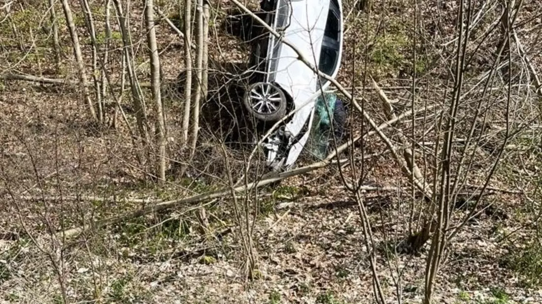 POL-HX: Pkw kommt von Straße ab und überschlägt sich - Fahrerin leicht verletzt - Bild: presseportal.de