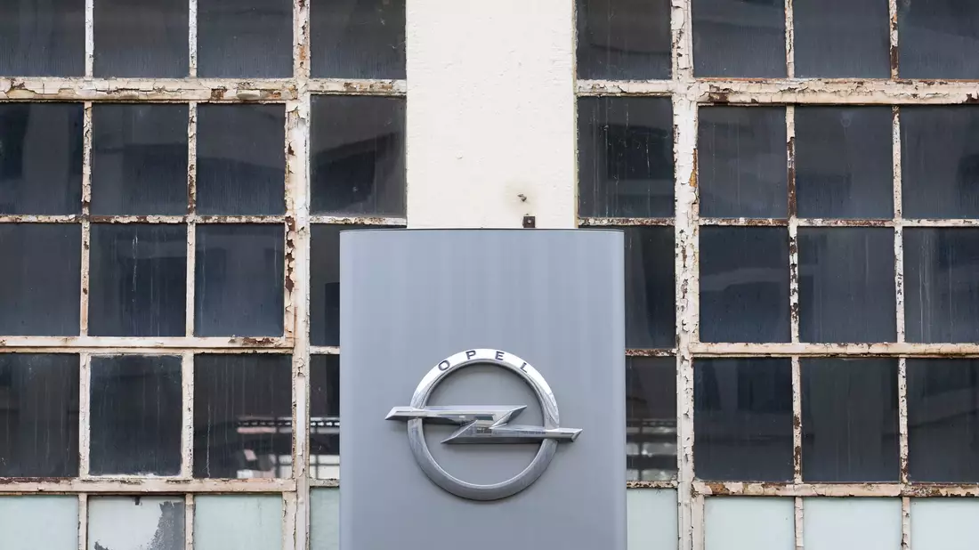 Der Mutterkonzern Stellantis schrumpft die Opel-Entwicklung weiter. - Bild: Boris Roessler/dpa