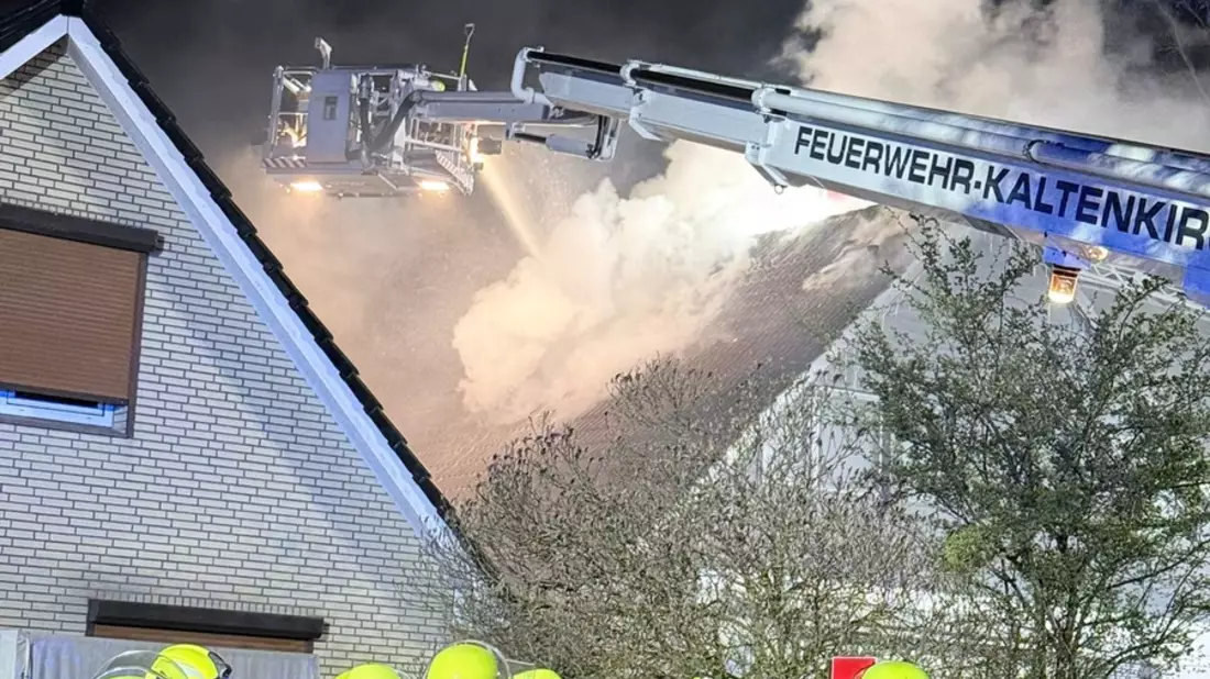 FW-SE: Feuer breitet sich schnell aus - zwei Einfamilienhäuser betroffen - Bild: presseportal.de