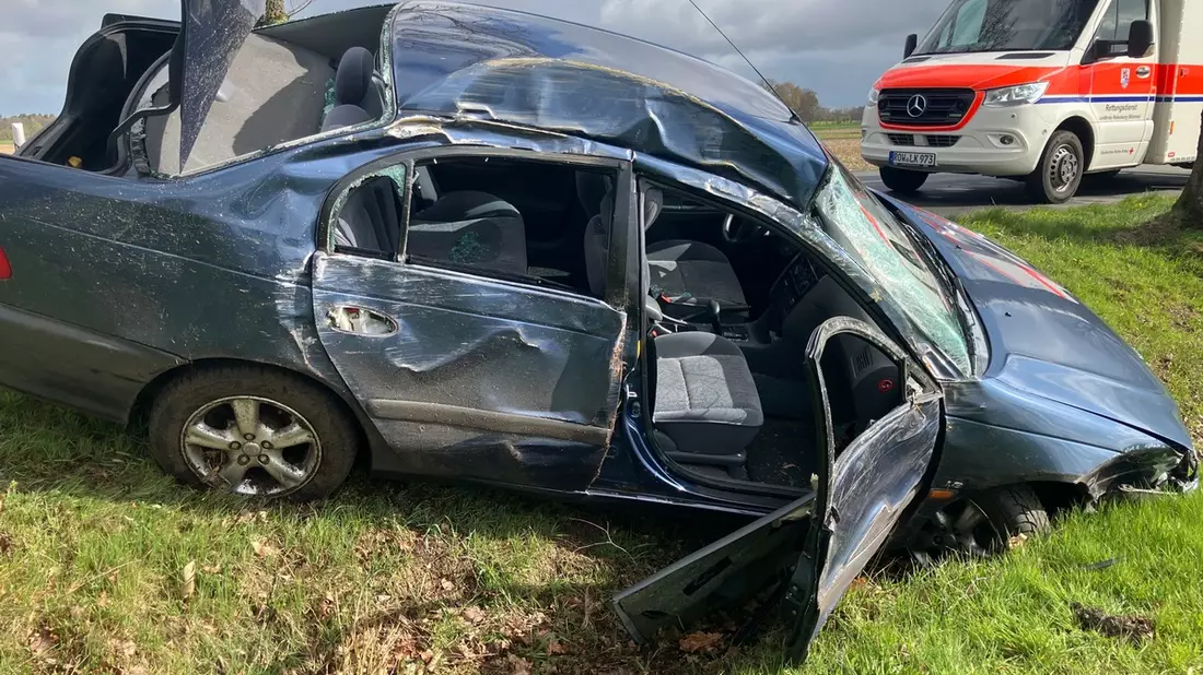 POL-ROW: Unfall zwischen Ostervesede und Fintel: Pkw kollidiert mit zwei Bäumen - Bild: presseportal.de