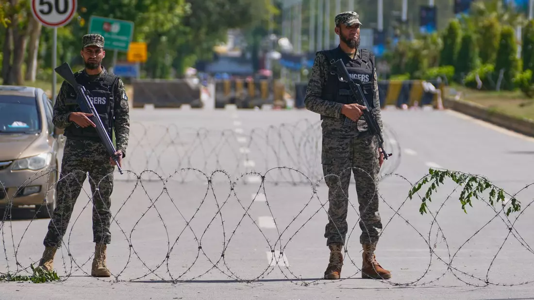 In der pakistanischen Hauptstadt Islamabad sind mehr als 10.000 Sicherheitskräfte im Einsatz, um die Friedensgespräche zu sichern. - Bild: Anjum Naveed/AP/dpa