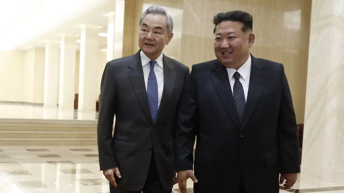 Chinas Außenminister Wang Yi (l) ist erstmals seit sechs Jahren nach Nordkorea reist - und traf dort auf Machthaber Kim Jong Un. - Bild: Wang Chao/XinHua/dpa