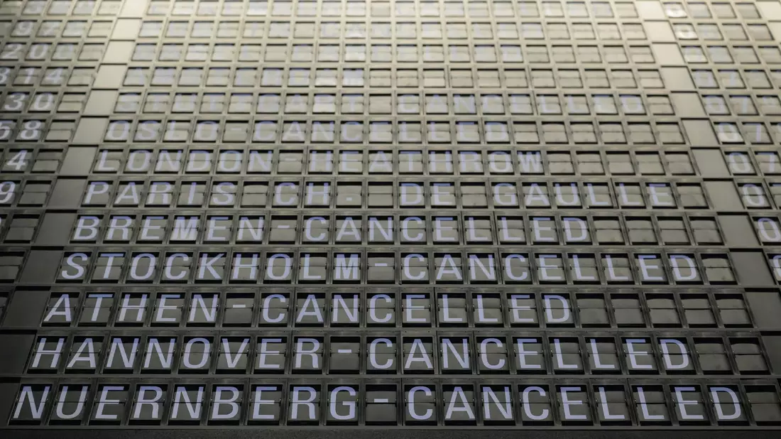 Blick auf eine Anzeigetafel am Frankfurter Flughafen. - Bild: Hannes P Albert/dpa