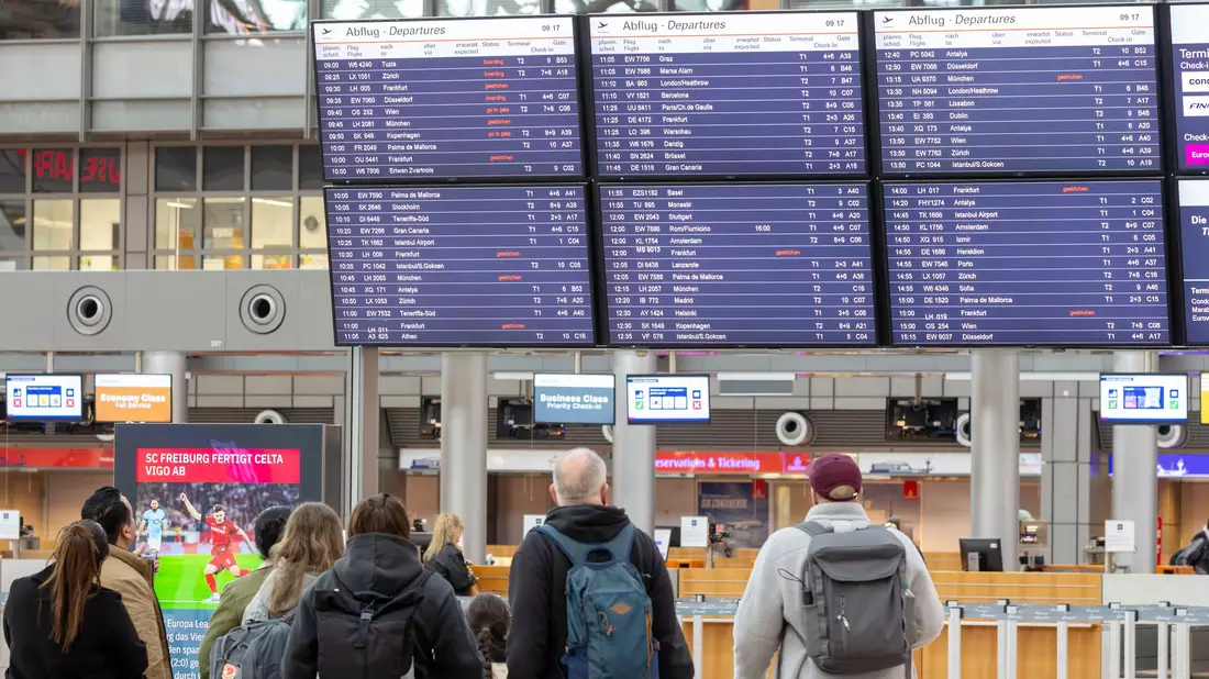 An zahlreichen deutschen Flughäfen wie hier in Hamburg wurden Lufthansa-Flüge gestrichen. - Bild: Bodo Marks/dpa