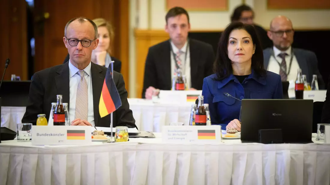 Kanzler Merz mahnt seine Wirtschaftsministerin zur Zurückhaltung in der Spritpreis-Debatte. (Archivbild) - Bild: Bernd von Jutrczenka/dpa