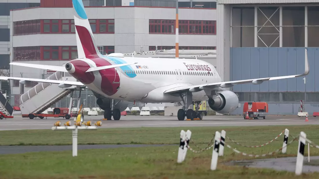 Keine Stunde nach dem Start am Hamburger Flughafen ist eine Eurowings-Maschine wegen technischer Probleme dort wieder gelandet. (Archivbild)  - Bild: Bodo Marks/Bodo Marks/dpa