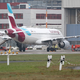 Keine Stunde nach dem Start am Hamburger Flughafen ist eine Eurowings-Maschine wegen technischer Probleme dort wieder gelandet. (Archivbild)  - Foto: Bodo Marks/Bodo Marks/dpa