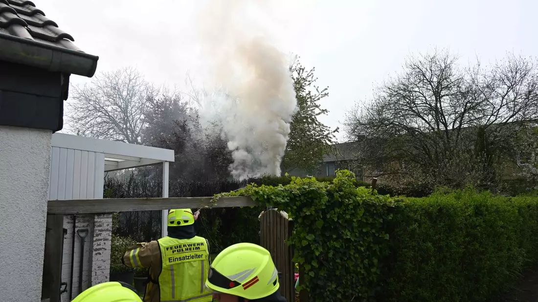FW Pulheim: Brennende Thuja-Hecke bedroht Wohngebäude - Bild: presseportal.de