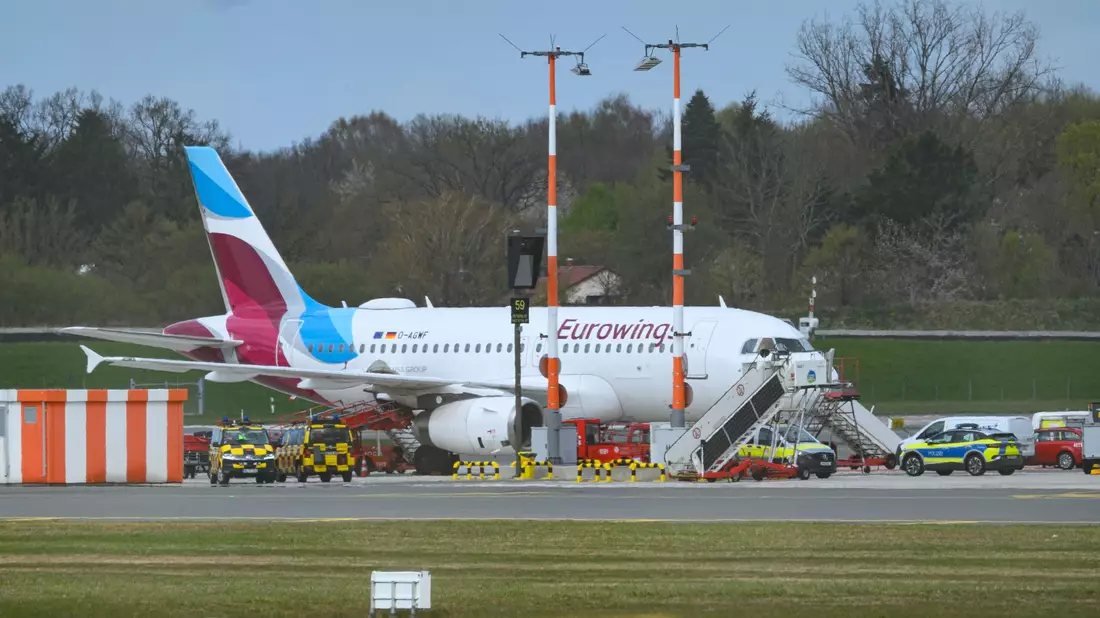 Laut der Flugdatenplattform Flightradar24 war das Flugzeug am Nachmittag am Hamburger Flughafen abgehoben, wo es keine Stunde später auch wieder landete. - Bild: Jonas Walzberg/dpa
