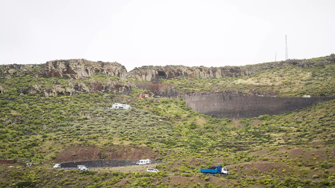 Der Unfall ereignete sich den amtlichen Angaben zufolge gegen 13.15 Uhr (Ortszeit, 14.15 MESZ) unweit der Inselhauptstadt San Sebastián de La Gomera. - Bild: Europa Press Canarias/EUROPA PRESS/dpa