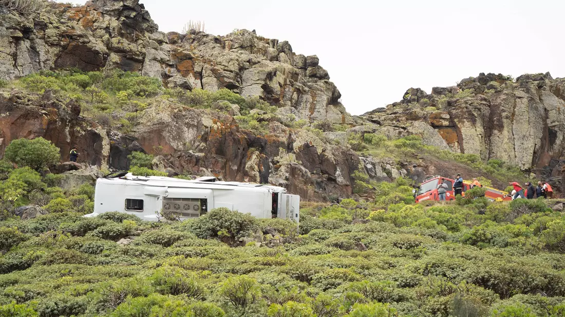 Das Fahrzeug des Unternehmens «Gomera Tours» sei auf der Landstraße GM-2 in einer Kurve von der Fahrbahn abgekommen und einen Abhang hinuntergestürzt. - Bild: Europa Press Canarias/EUROPA PRESS/dpa