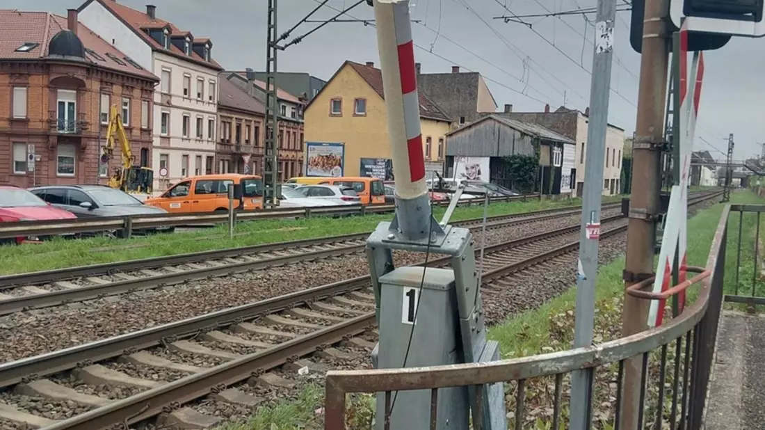 BPOL-KL: LKW reißt Schrankenbaum an Bahnübergang in Neustadt an der Weinstraße ab - Bild: presseportal.de