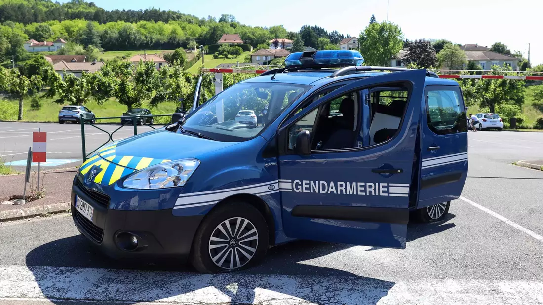 Polizeibeamte haben in einem Lieferwagen einen neunjährigen Jungen entdeckt, der dort über ein Jahr gefangen gehalten worden sein soll (Archivbild). - Bild: Diarmid Courreges/AFP/dpa