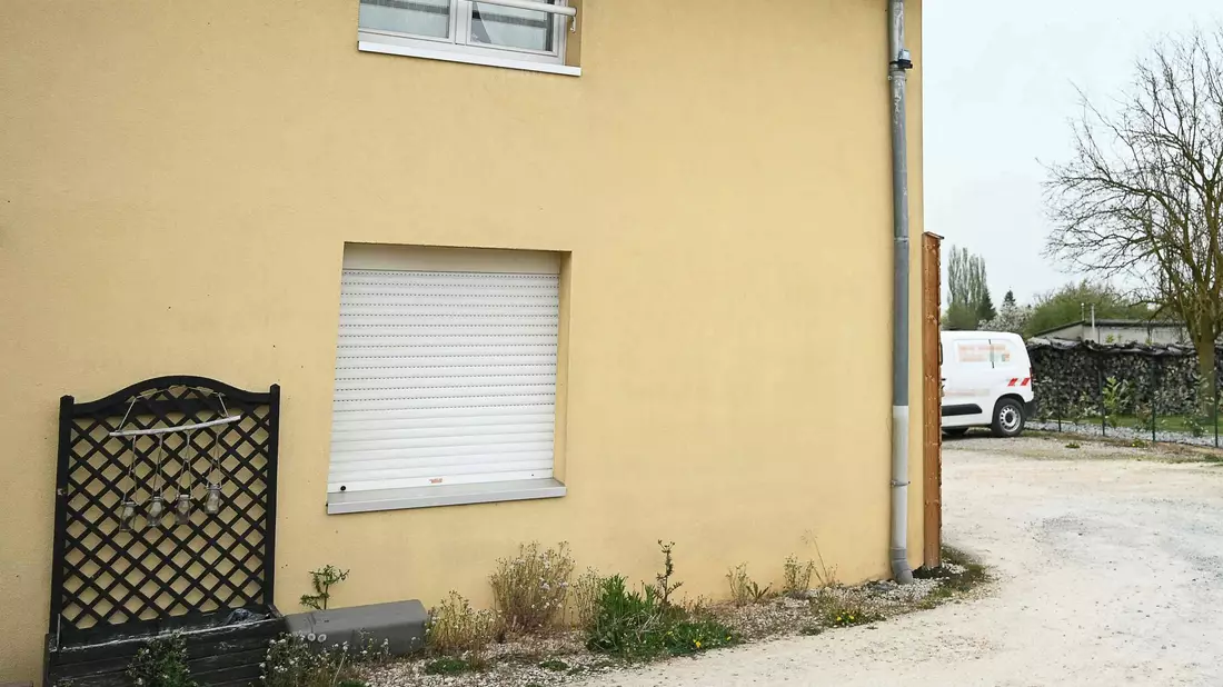 Polizeibeamte haben in einem Lieferwagen einen neunjährigen Jungen entdeckt, der dort über ein Jahr gefangen gehalten worden sein soll. - Bild: Sebastien Bozon/AFP/dpa