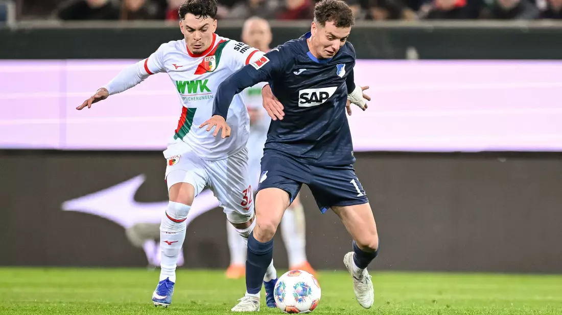 Waren Teil eines teils wilden Spiels: Augsburgs Fabien Rieder (links) und Fisnik Asllani von Hoffenheim. - Bild: Harry Langer/dpa