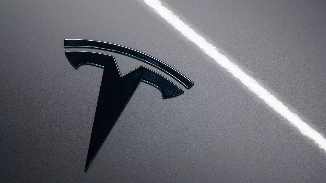 Laut Tesla-Chef Elon Musk liegt die Zukunft der Firma in selbstfahrenden Autos und Robotern. (Archivbild) - Bild: Patrick Pleul/dpa