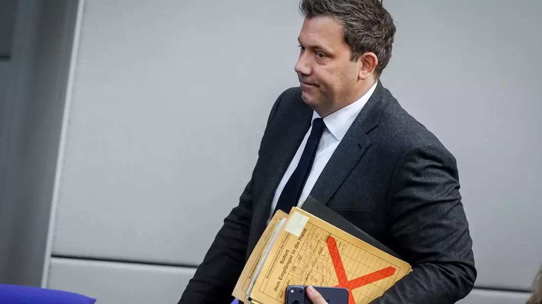 Der Finanzminister fordert eine Übergewinnsteuer und einen Preisdeckel für Kraftstoffe. (Archivbild)  - Bild: Kay Nietfeld/dpa