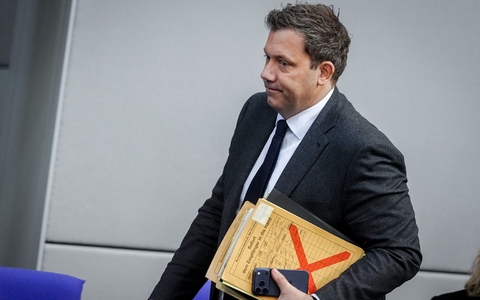 Der Finanzminister fordert eine Übergewinnsteuer und einen Preisdeckel für Kraftstoffe. (Archivbild)  - Foto: Kay Nietfeld/dpa