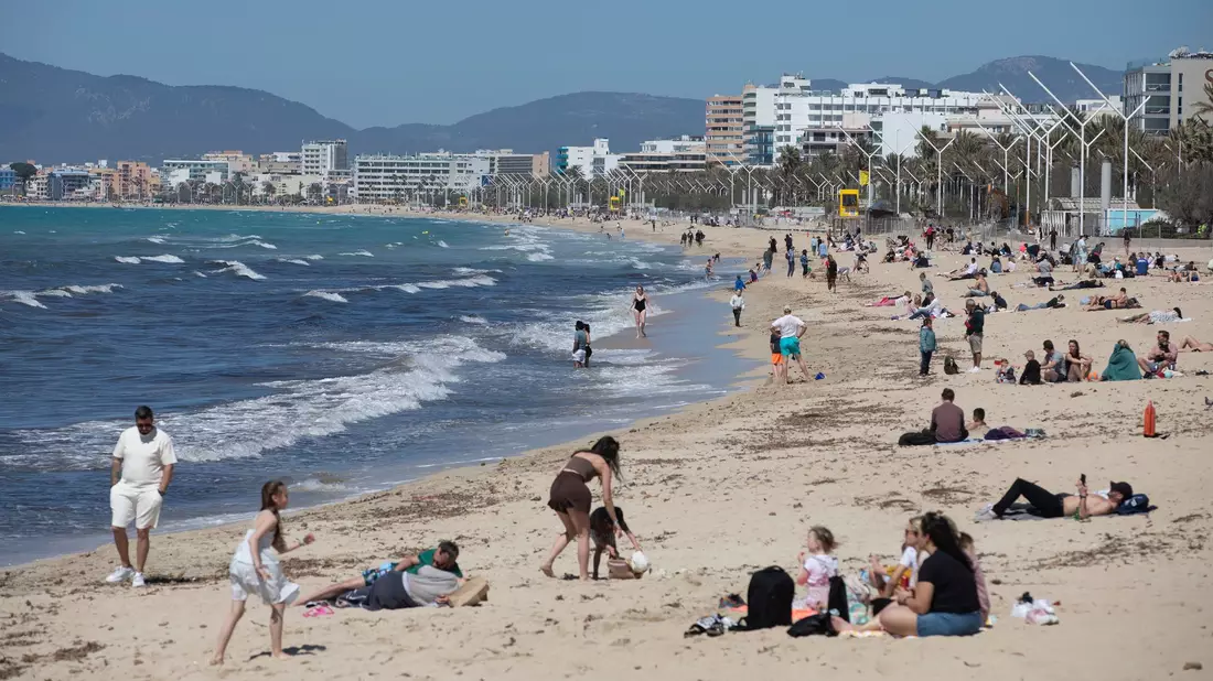 Wenn Unsicherheit wächst, bleiben viele bei Bewährtem: Ziele wie die Balearen sind im Sommer stark gefragt – wie hier Mallorca. (Archivbild) - Bild: Clara Margais/dpa